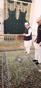 Deputy Prime Minister and Foreign Minister Senator Mohammad Ishaq Dar offering prayers at Roza-e-Rasool ( SAW) in the holy city of Madinah.