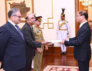 The Ambassador-designate of Vietnam, Pham Anh Tuan, presenting his credentials to President Asif Ali Zardari, at Aiwan-e-Sadr.