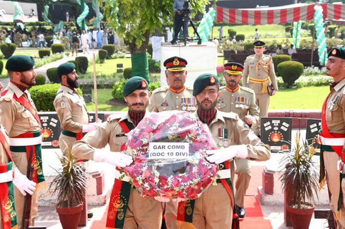 Commanding Officer 10 Division Shoaib bin Akram laying wreath at Mazar Iqbal on the Independence Day of Pakistan celebrations