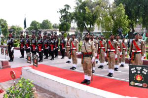 Commanding Officer 10 Division Shoaib bin Akram laying wreath at Mazar Iqbal on the Independence Day of Pakistan celebrations