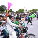 A large number of people comes out to commemorate the Independence Day of Pakistan in the surroundings of Mazar -e-Quaid