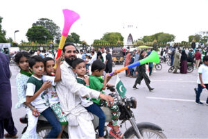 A large number of people comes out to commemorate the Independence Day of Pakistan in the surroundings of Mazar -e-Quaid