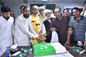 Leader of PML-N, Member of Provincial Assembly, Chaudhary Faisal Ikram, along with workers, cut cake to commemorate the Independence Day in Rangpura