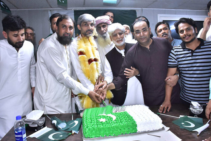 Leader of PML-N, Member of Provincial Assembly, Chaudhary Faisal Ikram, along with workers, cut cake to commemorate the Independence Day in Rangpura