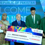Prime Minister Muhammad Shehbaz Sharif presenting a cheque of Rs.150 million to Mr Arshad Nadeem for winning gold medal in Javelin throw at Paris Olympics 2024
