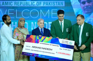 Prime Minister Muhammad Shehbaz Sharif presenting a cheque of Rs.150 million to Mr Arshad Nadeem for winning gold medal in Javelin throw at Paris Olympics 2024