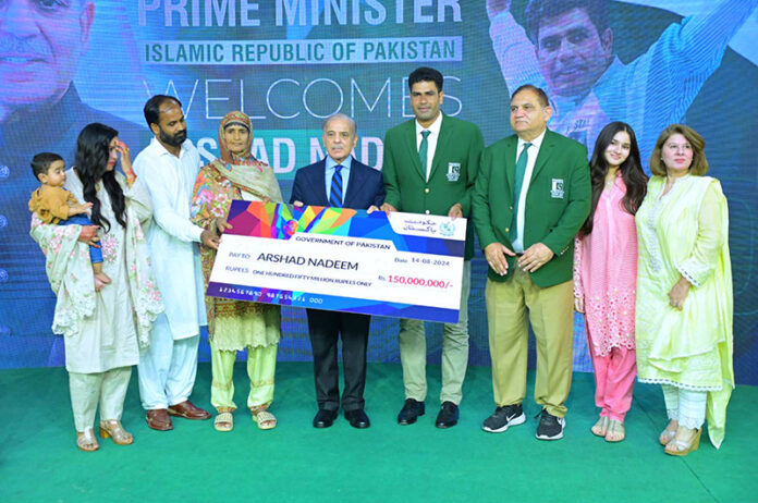 Prime Minister Muhammad Shehbaz Sharif presenting a cheque of Rs.150 million to Mr Arshad Nadeem for winning gold medal in Javelin throw at Paris Olympics 2024