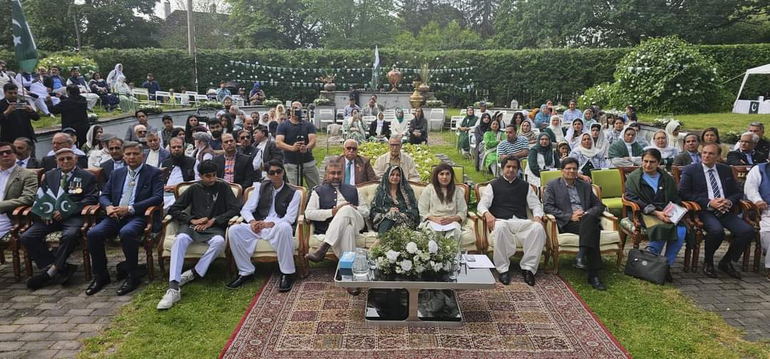 Flag hoisting ceremony held at Pakistan embassy Oslo