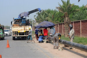 SNGPL staffers laying gas pipeline on Sher Shah Road