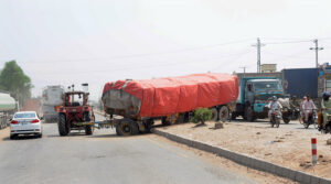 A heavy loaded trailar met an accident and crossed over the road divider creating a hurdle in the smooth flow of traffic near Bahawalpur bypass Chowk
