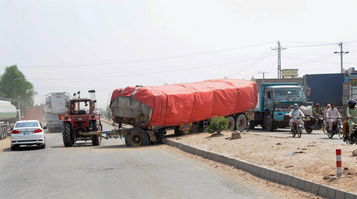 A heavy loaded trailar met an accident and crossed over the road divider creating a hurdle in the smooth flow of traffic near Bahawalpur bypass Chowk