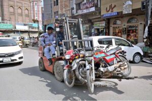 A traffic lifter towing away motorcycles parked incorrectly at Gole Chowk