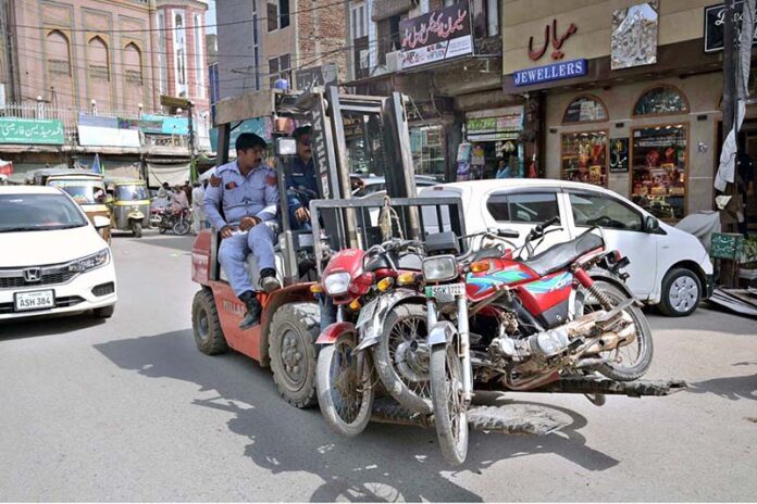 A traffic lifter towing away motorcycles parked incorrectly at Gole Chowk