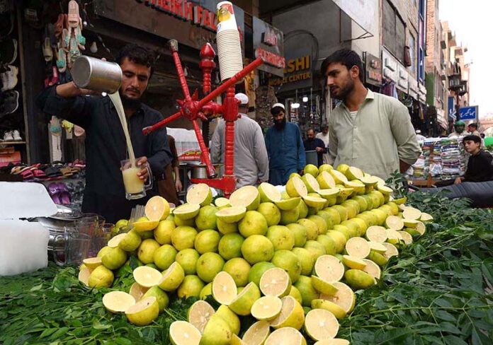 Vendor preparing sweet Lime juice for a customer at Khyber Bazar