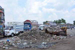 Despite the 'Clean Punjab' campaign, overflowing garbage at the main bus stand poses a health risk to passengers and concerns for the administration.