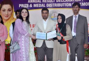 Deputy Commissioner (DC) Captain (Retd) Nadeem Nasir awards medals to the top achievers of the First Annual Intermediate Examination 2024 at a ceremony held at Divisional Public School and College (DPSC) Faisalabad.