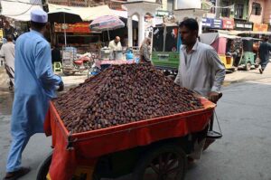 Vendor selling and displaying dates to attract the customers in front of Dhaki Dalgaran
