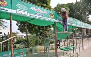 A laborer sets up the 'Model Rehri Bazar' under the Punjab government's initiative, supervised by Chief Officer Municipal Corporation Zoya Baloch, near Company Bagh