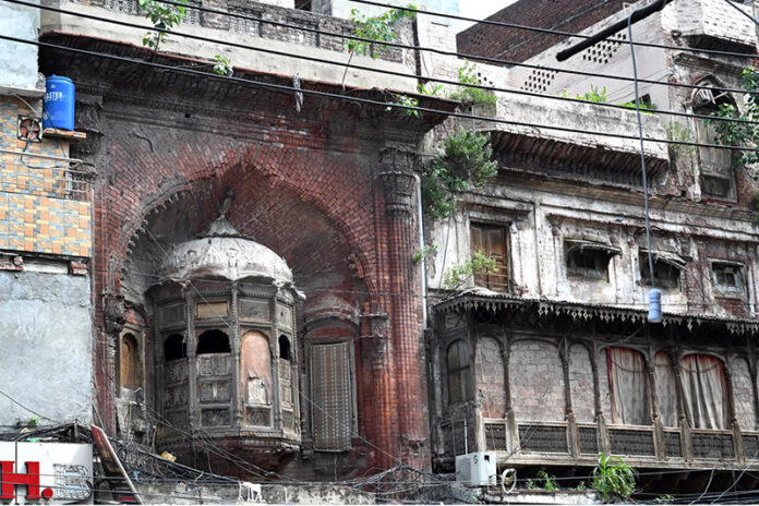 An attractive view of the balcony of a historic Mughal era building in Anarkali Bazaar