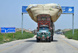 A fully loaded truck carrying dry fodder violates traffic laws, posing a potential hazard. Immediate attention from the concerned authorities is required to address this issue on Thatta Road.
