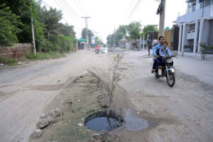 A motorcyclist passing near an open manhole can cause any accident that requires the attention of the concerned authorities in the satellite town.