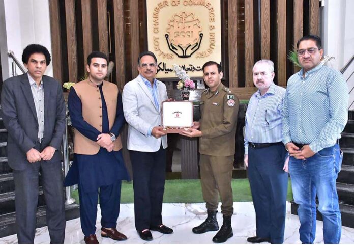 President Chamber of Commerce, Abdul Ghafoor Malik presenting a sheild to DPO Sialkot Rana Umar Farooq during his visit of SCCI
