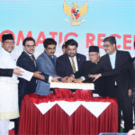 Governor Sindh Kamran Khan Tessori with Teguh Wiweko, Chargé d'Affaires of the Consulate General of the Republic of Indonesia cutting cake to celebrate Indonesia’s 79th Independence Day