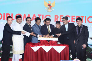 Governor Sindh Kamran Khan Tessori with Teguh Wiweko, Chargé d'Affaires of the Consulate General of the Republic of Indonesia cutting cake to celebrate Indonesia’s 79th Independence Day