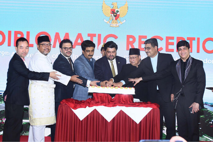 Governor Sindh Kamran Khan Tessori with Teguh Wiweko, Chargé d'Affaires of the Consulate General of the Republic of Indonesia cutting cake to celebrate Indonesia’s 79th Independence Day