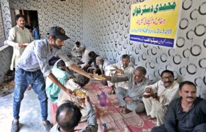 Volunteers are distributing free food among deserving people at Mohammadi Dastarkhan organized by the Press Club.