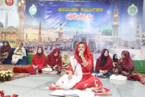 A girl Naat Khawan is reciting a Naat during Mehfil-e-Milad at Latifabad