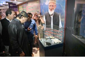 Chairman Kashmir Committee, Rana Muhammad Qasim Noon visits corner, associated with the Syed Ali Gilani, where the belongings of the veteran Hurriyat leaders placed at Pakistan Monument Museum