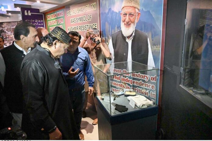 Chairman Kashmir Committee, Rana Muhammad Qasim Noon visits corner, associated with the Syed Ali Gilani, where the belongings of the veteran Hurriyat leaders placed at Pakistan Monument Museum