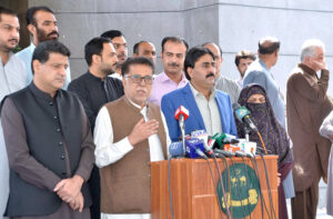 Balochistan Irrigation minister Sadiq Umrani and Sindh Irrigation minister Jam Khan Shoro addressing a joint press conference at CM Secretariat.