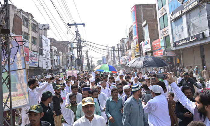 A large number of people participating in procession to celebrate birthday of Holy Prophet Muhammad (Peace Be Upon Him)