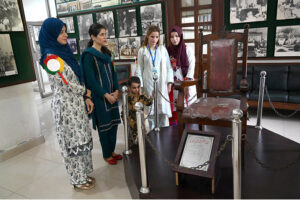 On Quaid-e-Azam's death anniversary, female students view a memorial photo exhibition at Nazaria-i-Pakistan Trust.