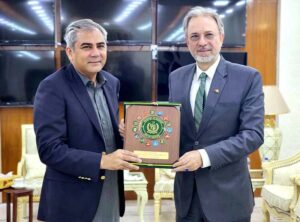 Interior Minister Mohsin Naqvi presenting a souvenir to the Ambassador of Turkiye Dr. Mehmet Pacaci.