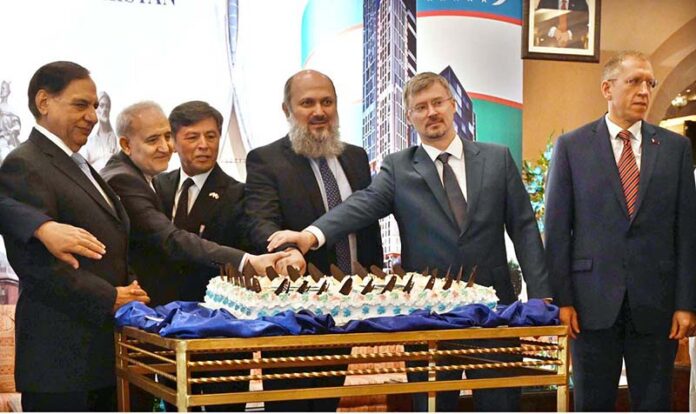 Federal Minister for Commerce Jam Kamal Khan alongwith Oybek Usmanov, Ambassador of Uzbekistan to Pakistan cutting cake on the occasion of 33rd Anniversary of the Independence Day of Republic of Uzbekistan