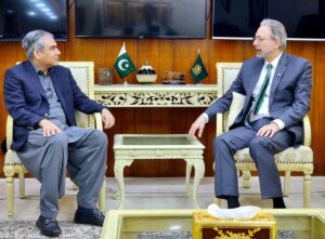 Interior Minister Mohsin Naqvi presenting a souvenir to the Ambassador of Turkiye Dr. Mehmet Pacaci.