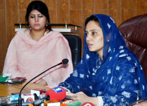 Commissioner Maryam Khan is talking to media persons at the Board of Intermediate & Secondary Education (BISE) Office.