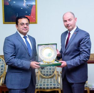 Minister for Economic Affairs Ahad Cheema is presenting souvenir to Belarusian Minister for Energy Aleksei Kushnarenko.