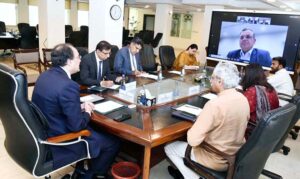 Federal Minister for Finance and Revenue, Senator Muhammad Aurangzeb held a virtual meeting with Sunil Kaushal, Global Head of Corporate & Investment Banking at Standard Chartered Bank, to discuss expanding investment opportunities in Pakistan.