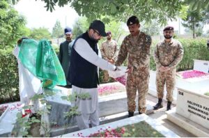 Federal Minister for Overseas Pakistanis and Human Resource Development Chaudhry Salik Hussain visited Army Graveyard to pay tribute to the unwavering bravery and ultimate sacrifices of armed forces in Racecourse Rawalpindi.