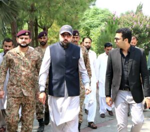 Federal Minister for Overseas Pakistanis and Human Resource Development Chaudhry Salik Hussain visited Army Graveyard to pay tribute to the unwavering bravery and ultimate sacrifices of armed forces in Racecourse Rawalpindi.