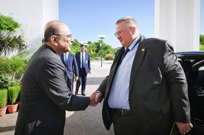 President Asif Ali Zardari welcoming the visiting Deputy Prime Minister of Russia, Alexei Overchuk, at Aiwan-e-Sadr