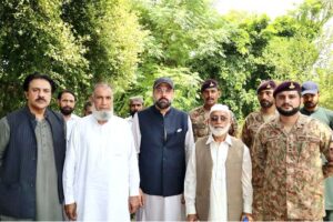 Federal Minister for Overseas Pakistanis and Human Resource Development Chaudhry Salik Hussain visited Army Graveyard to pay tribute to the unwavering bravery and ultimate sacrifices of armed forces in Racecourse Rawalpindi.