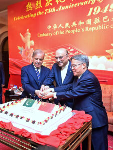 President Asif Ali Zardari, Prime Minister Muhammad Shehbaz Sharif and Ambassador of People's Republic of China to Pakistan Jiang Zaidong cutting cake of 75th anniversary of People's Republic of China