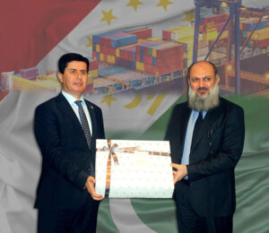 Federal Minister for Commerce Jam Kamal Khan and the Trade Minister of Tajikistan exchange souvenirs during a sideline meeting at the SCO Summit. Discussions focused on enhancing bilateral trade volume and mutual interests.