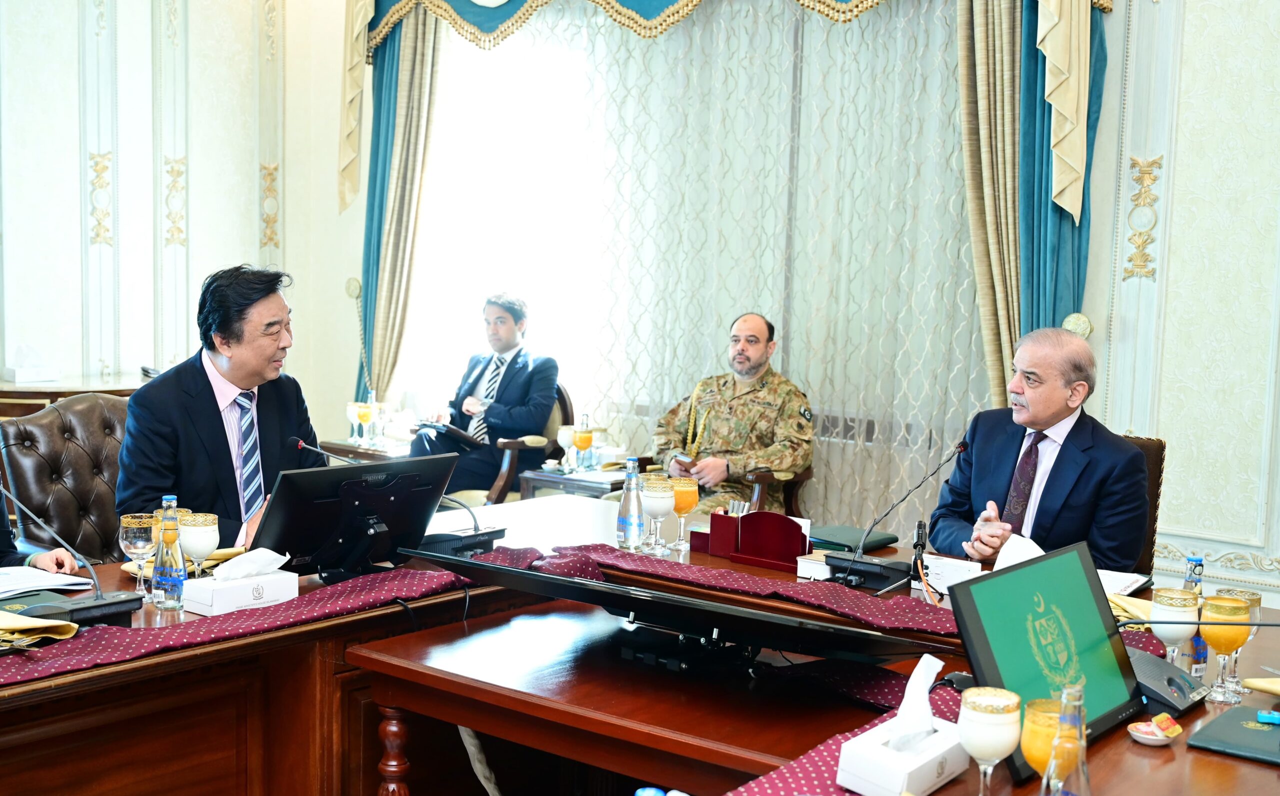 Chinese firm to set up textile parks in Pakistan aiming $5b exports, 0.5m jobs; MoU signed