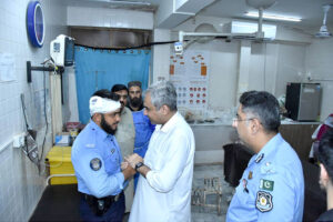 Federal Minister for Interior Mohsin Naqvi inquiring about the health of an injured police personnel at Polyclinic Hospital